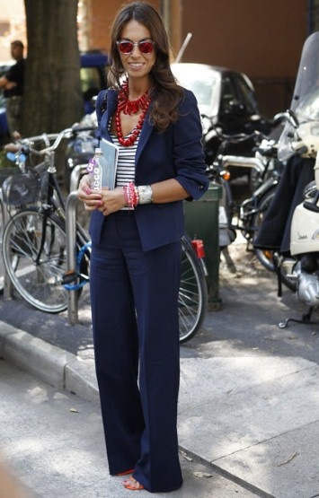 A suit in navy color is perfect for a chic office look.